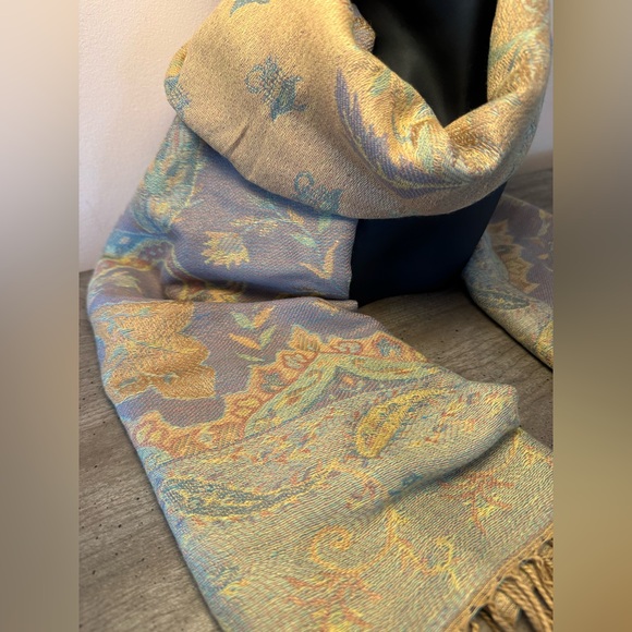 Elegant Paisley Patterned Scarf - Picture 2 of 3